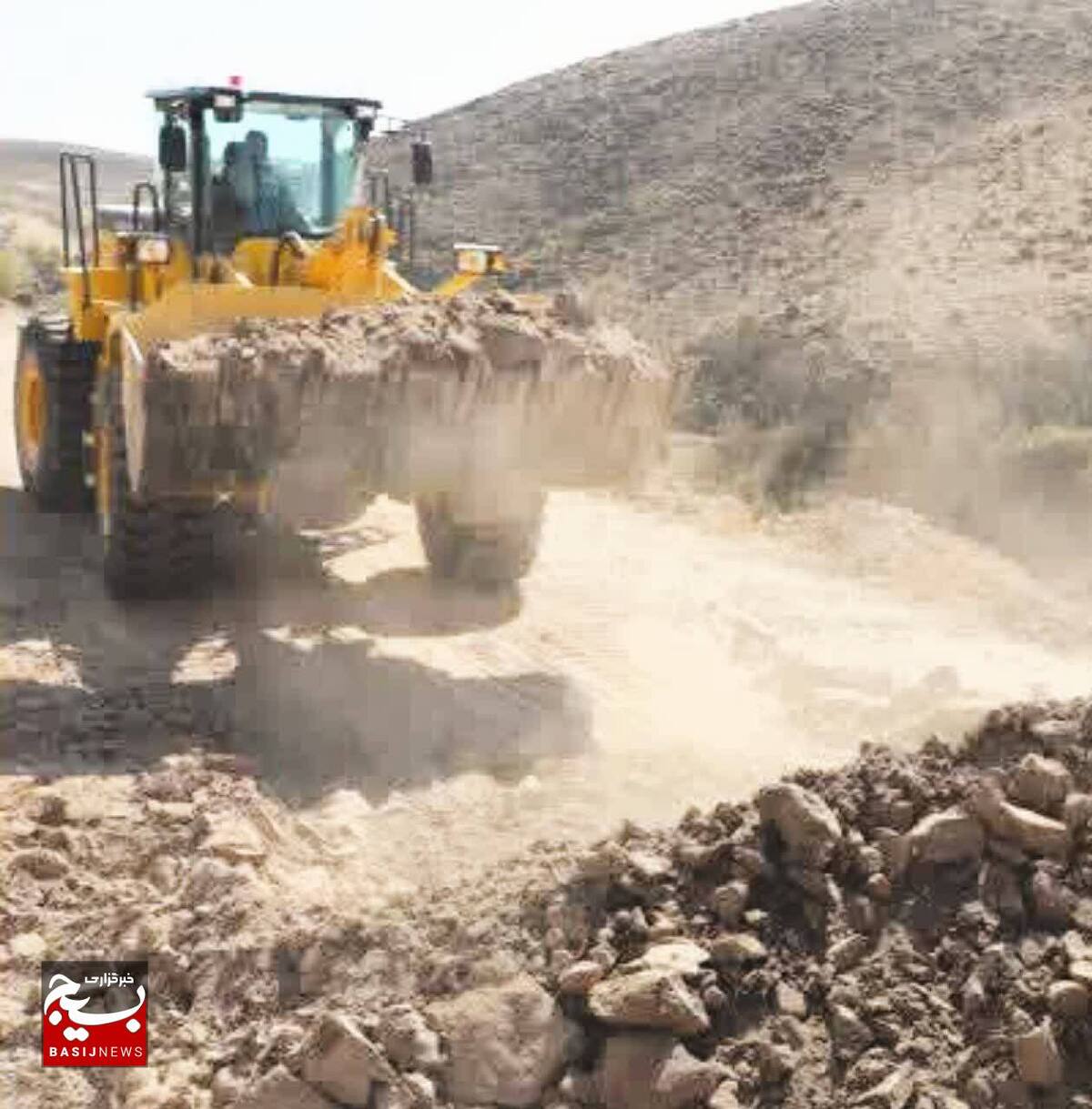 حضور بسیج سازندگی در میدان برای حل مشکلات/عزم جهادگران در رفع مشکل راه روستایی خرزان