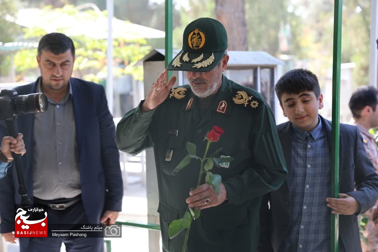 نوجوان روز بسیج دانش‌آموزی