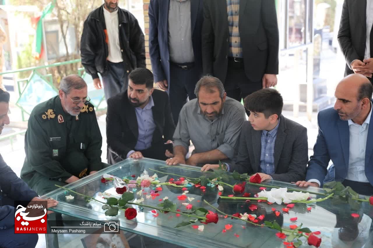 نوجوان روز بسیج دانش‌آموزی
