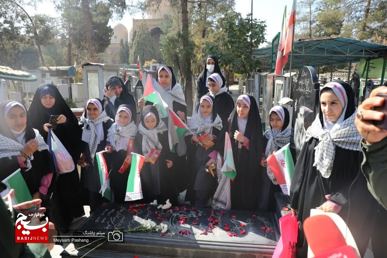 نوجوان روز بسیج دانش‌آموزی