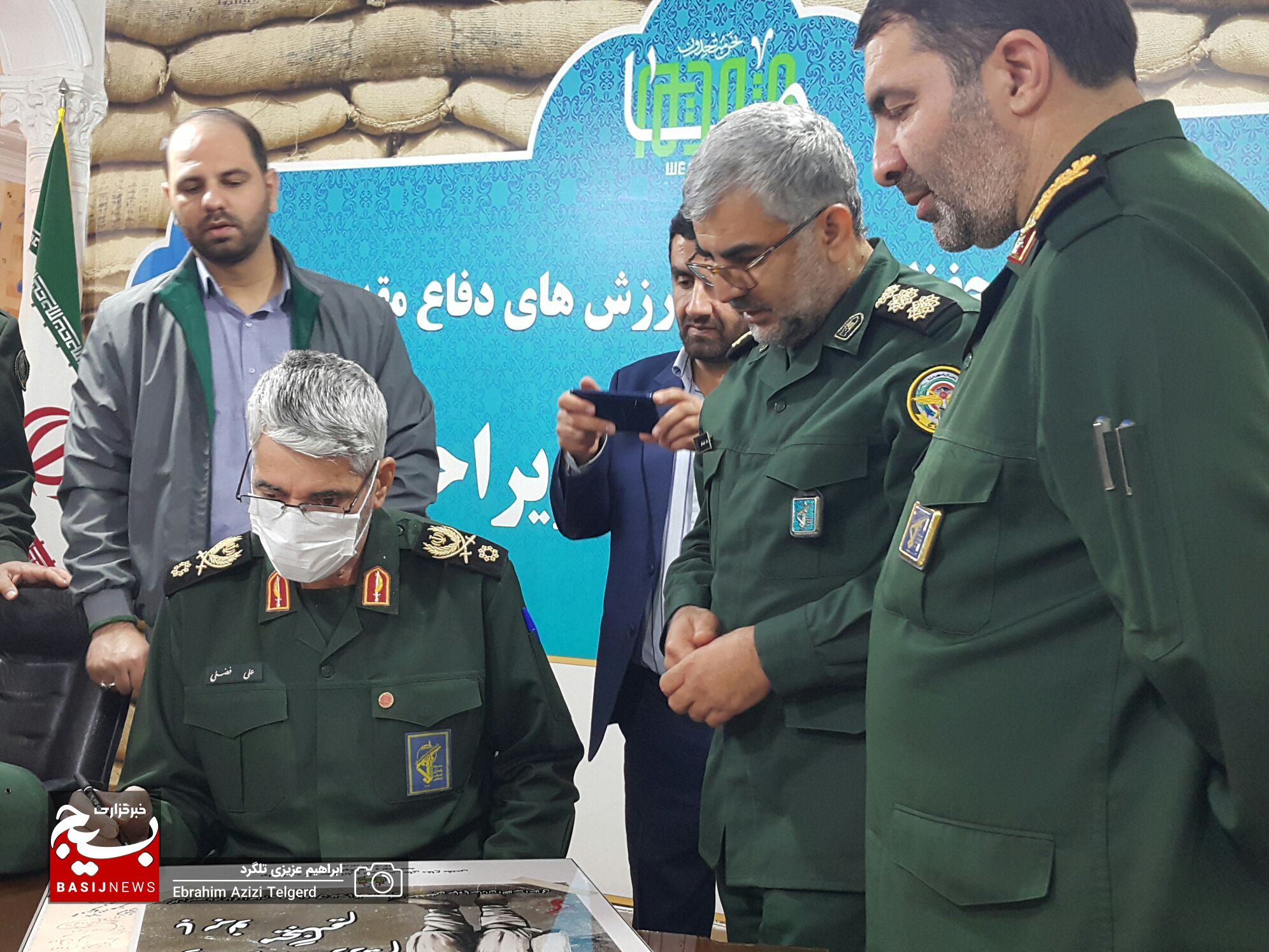 بازدید سردار علی فضلی از اولین پوستر اعزام به جبهه کهگیلویه و بویراحمد