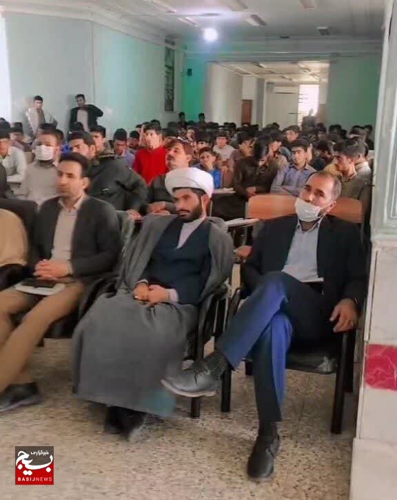 یادواره شهدا در دبیرستان شهید خاوری هلیل دشت برگزار شد