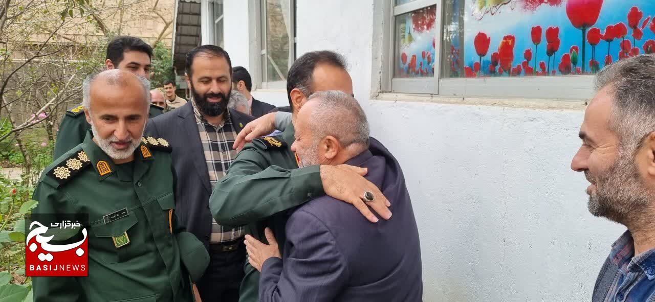دیدار فرمانده سپاه قدس گیلان با مادر سه شهید دفاع مقدس