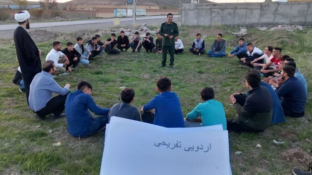 امام محله بسیجی که خود را وقف بچههای محله کرده است امام محله بسیجی که خود را وقف بچههای محله کرده است