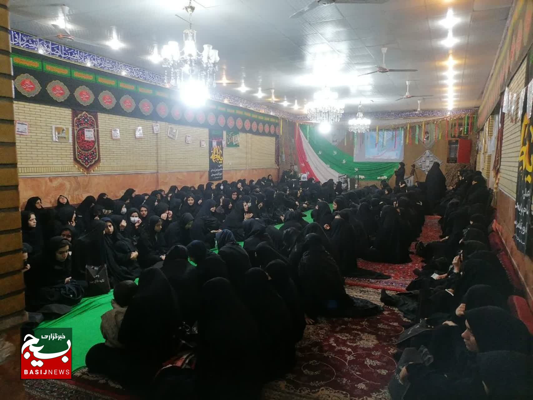 مسجد محله باغ پنبه قم رنگ لاله کربلا به خود گرفت