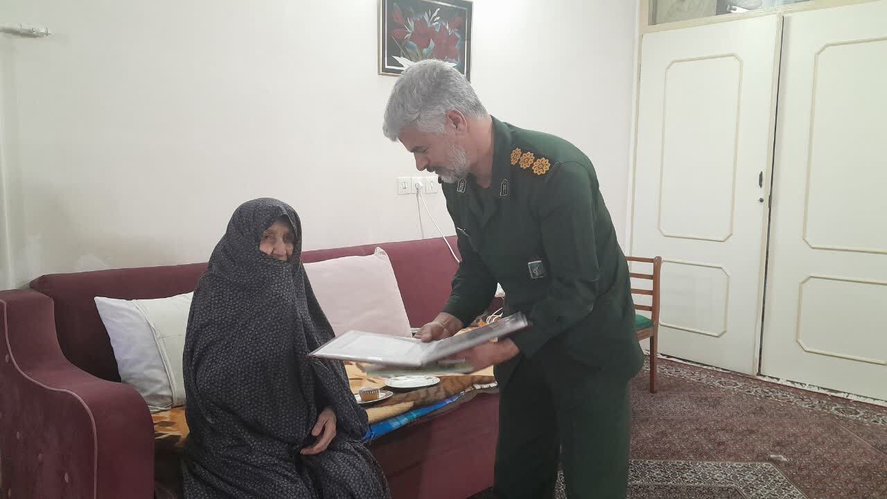 دیدار مسئول بسیج رسانه زنجان با خانواده دو شهید دیدار مسئول بسیج رسانه زنجان با خانواده دو شهید