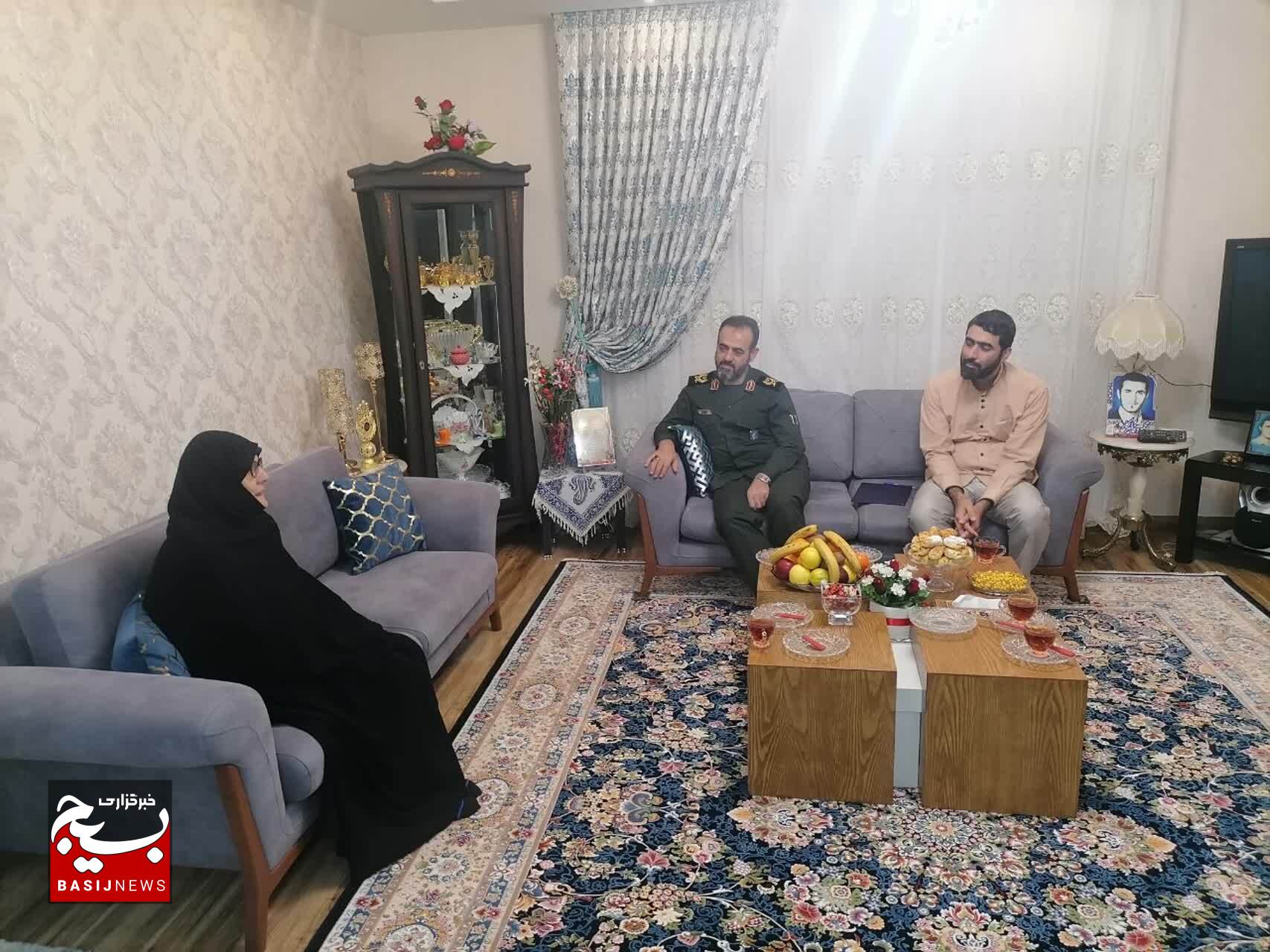 دیدار فرمانده سپاه قدس گیلان با خانواده شهیدان یوسف زاده و فالیزکار در رشت دیدار فرمانده سپاه قدس گیلان با خانواده شهیدان یوسف زاده و فالیزکار در رشت