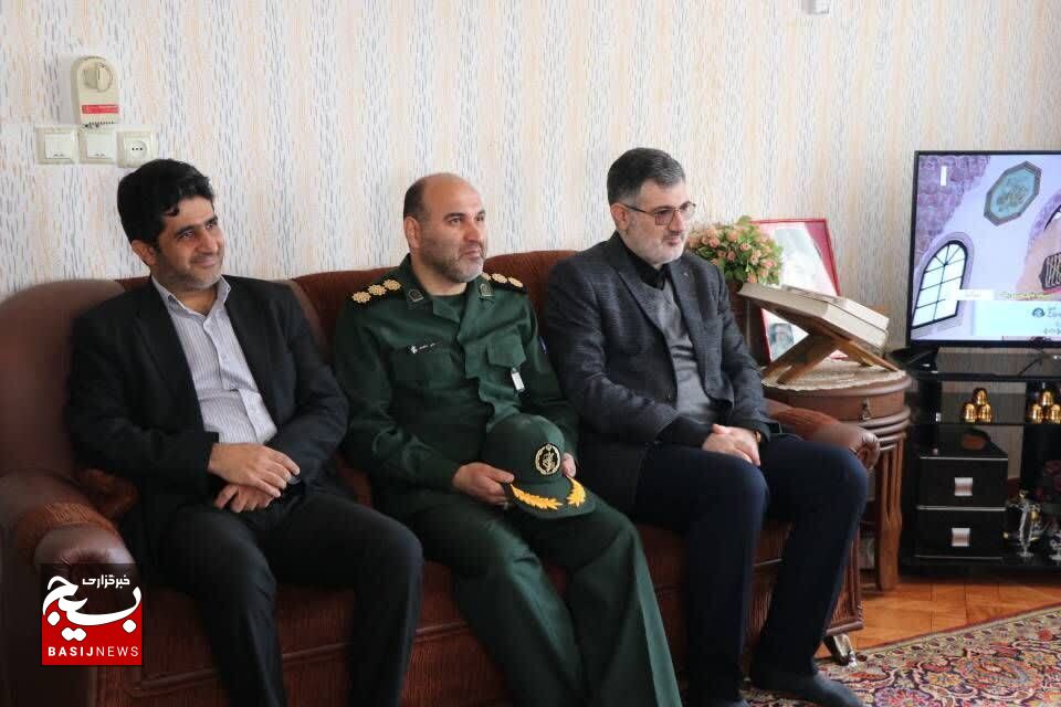 دیدار مسئول سازمان بسیج کارگران و کارخانجات کشور با خانواده شهید حسین فرزانه