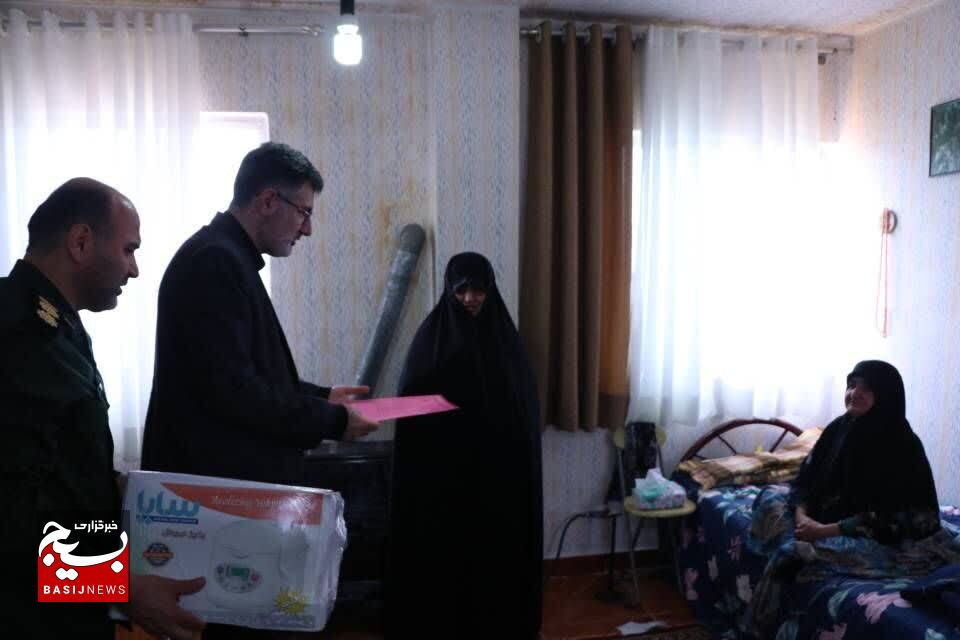 دیدار مسئول سازمان بسیج کارگران و کارخانجات کشور با خانواده شهید حسین فرزانه