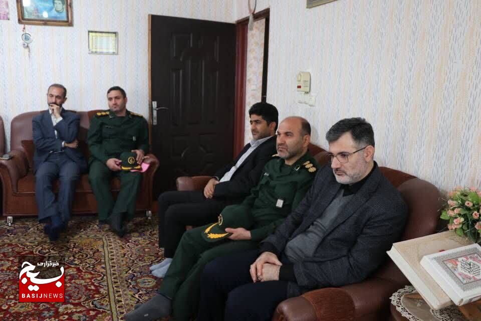 دیدار مسئول سازمان بسیج کارگران و کارخانجات کشور با خانواده شهید حسین فرزانه