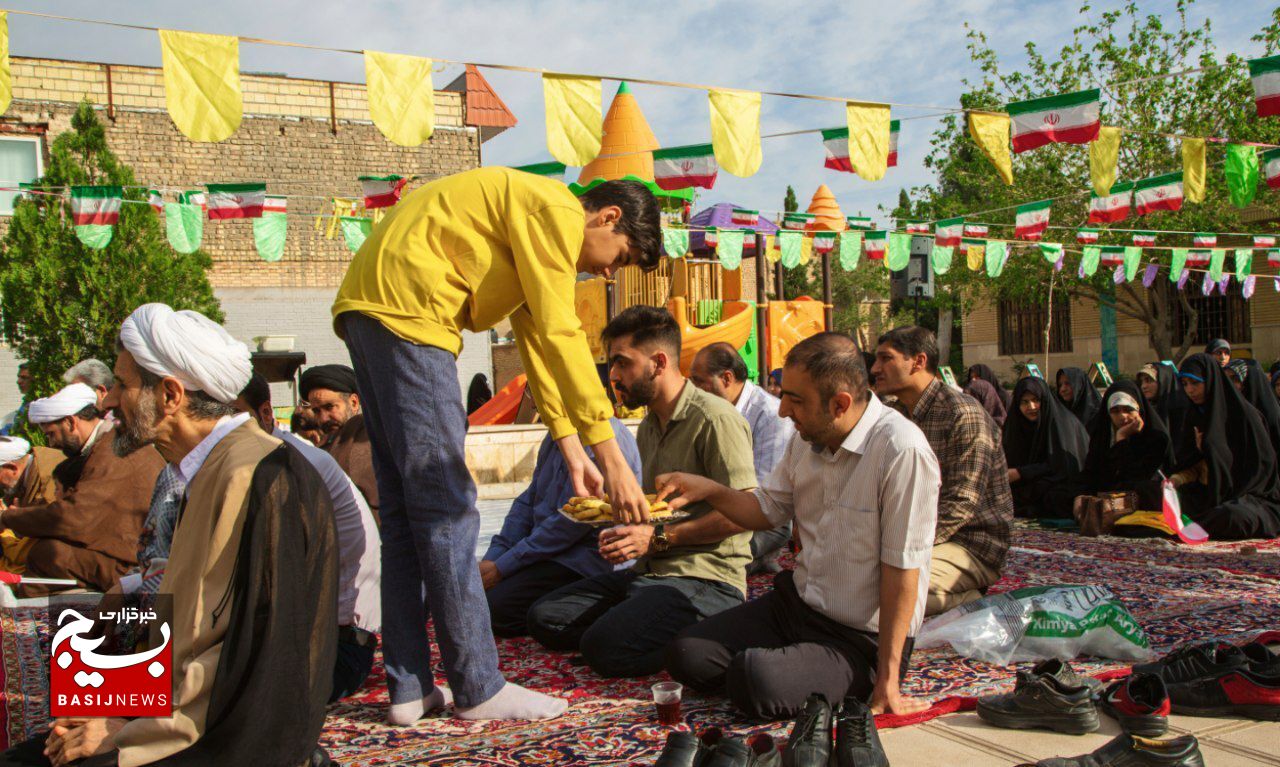 حضور مومنین در طبیعت بهاری جهت اقامه نماز عید فطر + تصاویر