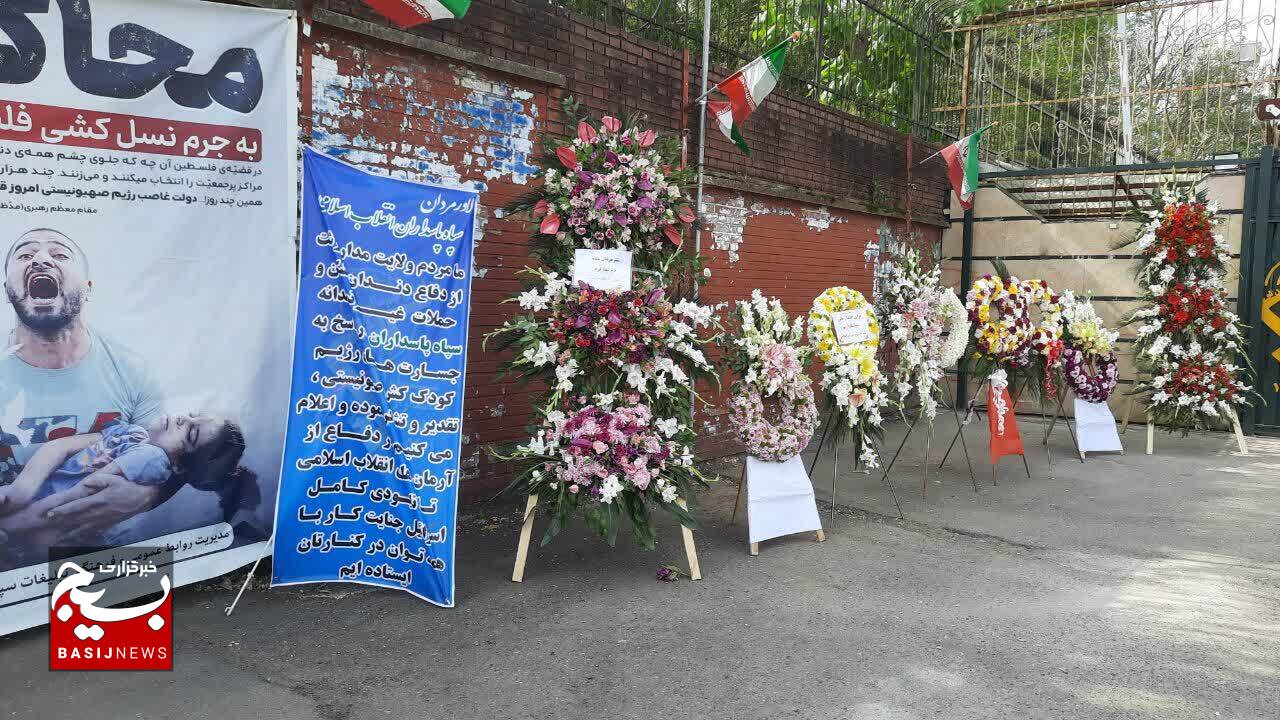 اهدای گل به منظور تقدیر مردم رشت از حمله مقتدرانه سپاه پاسداران انقلاب اسلامی