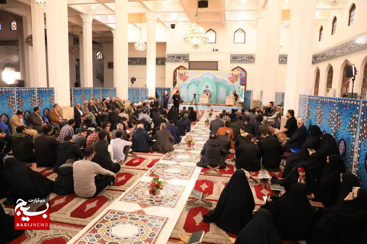 رونمایی از صندوقچه محافل خانگی قرآن کریم رونمایی از صندوقچه محافل خانگی قرآن کریم