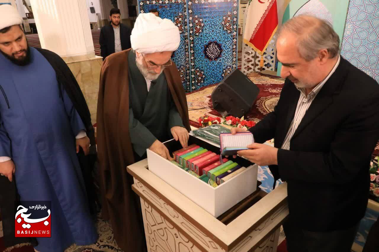 رونمایی از صندوقچه محافل خانگی قرآن کریم رونمایی از صندوقچه محافل خانگی قرآن کریم