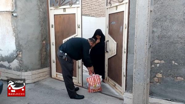 توزیع ۱۰۰۰ قرص نان در شب شهادت حاج قاسم سلیمانی توزیع ۱۰۰۰ قرص نان در شب شهادت حاج قاسم سلیمانی