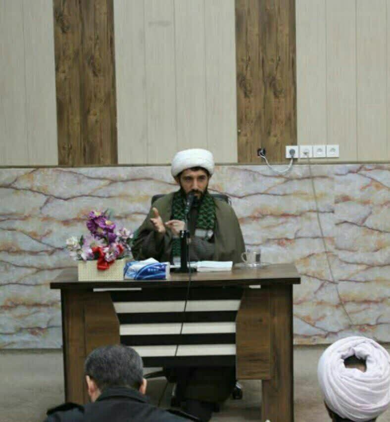 احترام به پدر و مادر در حکم احترام به خدای متعال است احترام به پدر و مادر در حکم احترام به خدای متعال است