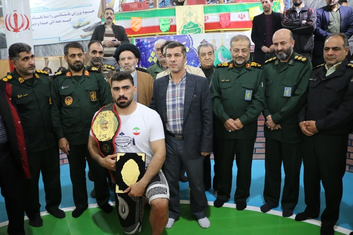 تصاویری ماندگار از اهدای کمربند پهلوانی سال بسیج توسط سردار سلیمانی
