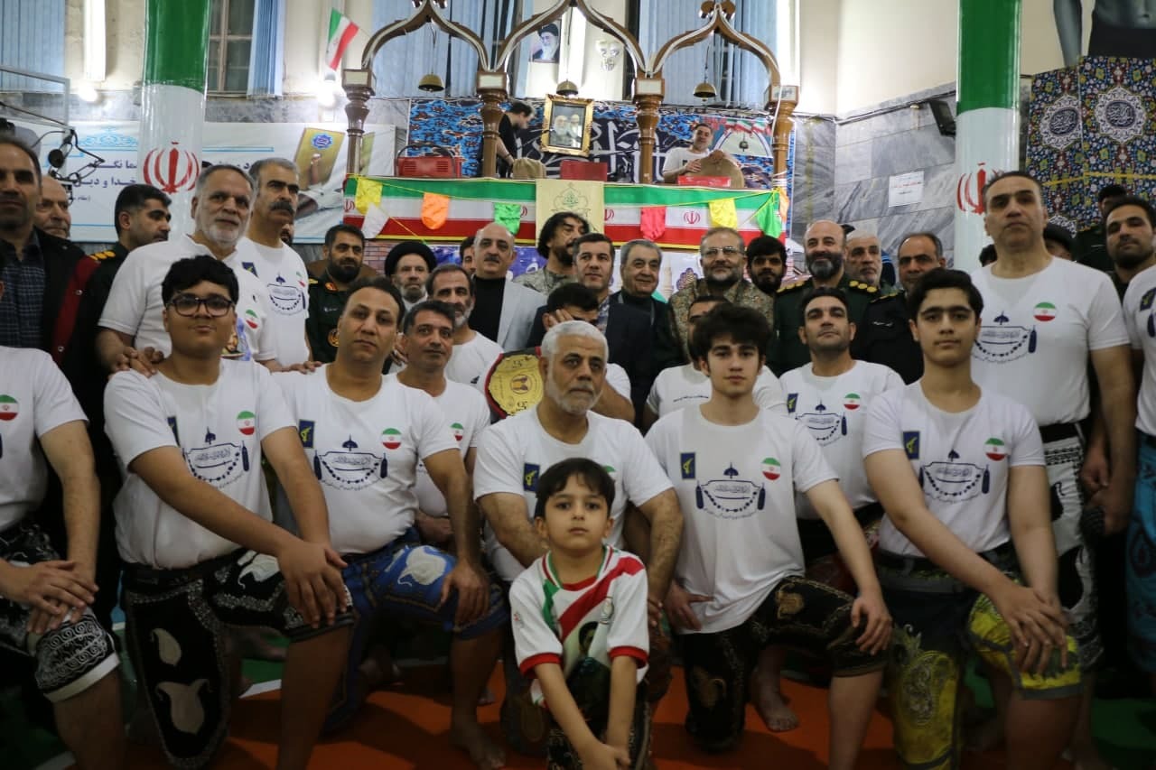 تصاویری ماندگار از اهدای کمربند پهلوانی سال بسیج توسط سردار سلیمانی