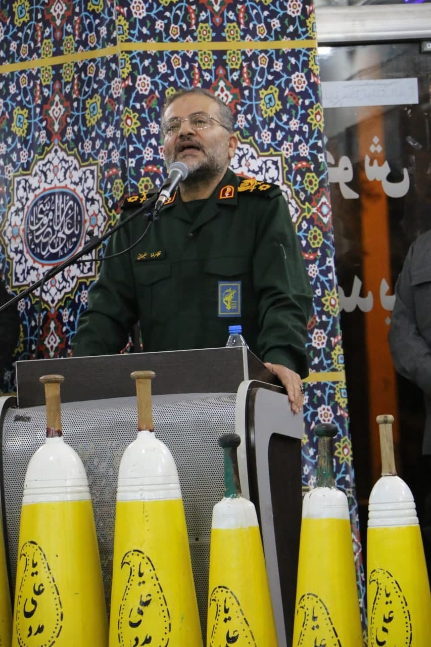 تصاویری ماندگار از اهدای کمربند پهلوانی سال بسیج توسط سردار سلیمانی
