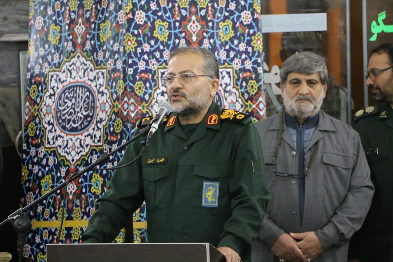 تصاویری ماندگار از اهدای کمربند پهلوانی سال بسیج توسط سردار سلیمانی