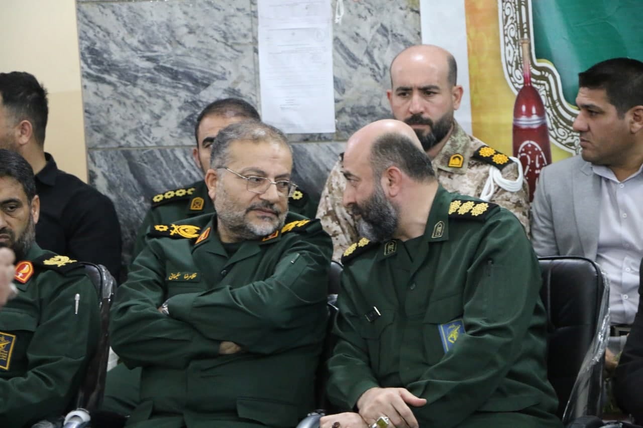 تصاویری ماندگار از اهدای کمربند پهلوانی سال بسیج توسط سردار سلیمانی