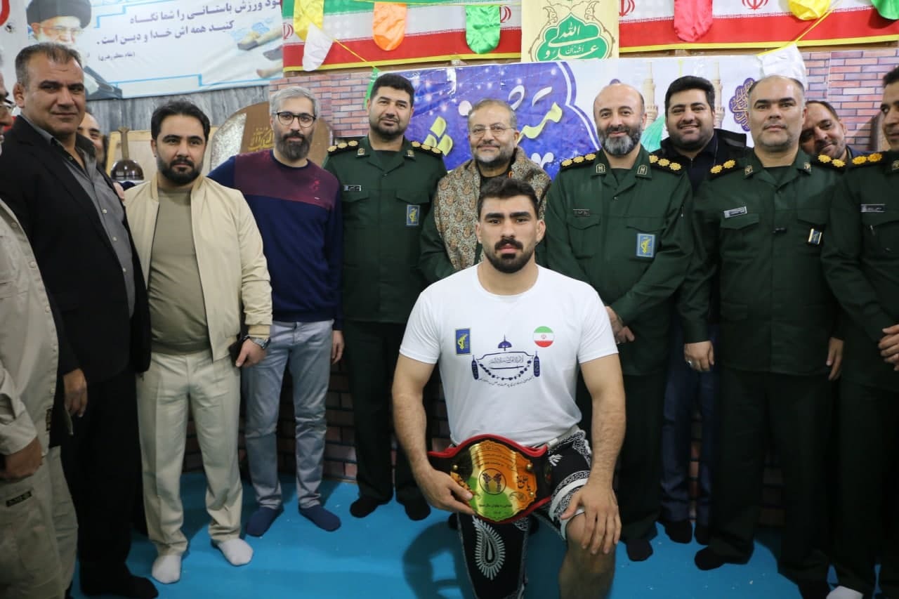 تصاویری ماندگار از اهدای کمربند پهلوانی سال بسیج توسط سردار سلیمانی