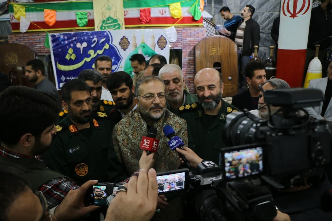 تصاویری ماندگار از اهدای کمربند پهلوانی سال بسیج توسط سردار سلیمانی