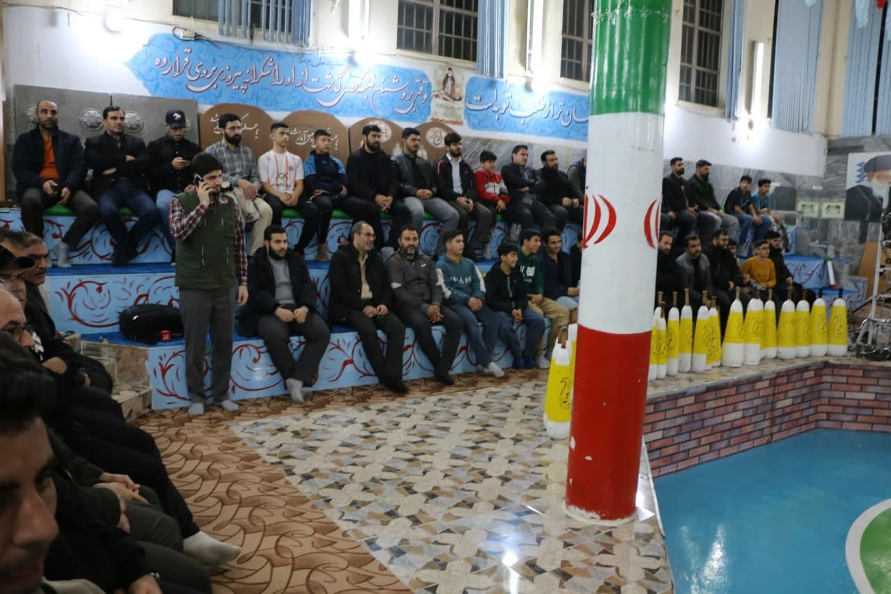 تصاویری ماندگار از اهدای کمربند پهلوانی سال بسیج توسط سردار سلیمانی
