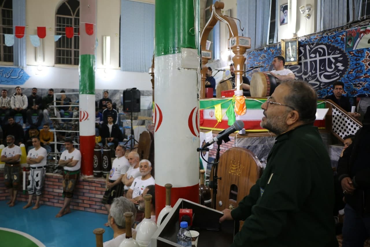 تصاویری ماندگار از اهدای کمربند پهلوانی سال بسیج توسط سردار سلیمانی