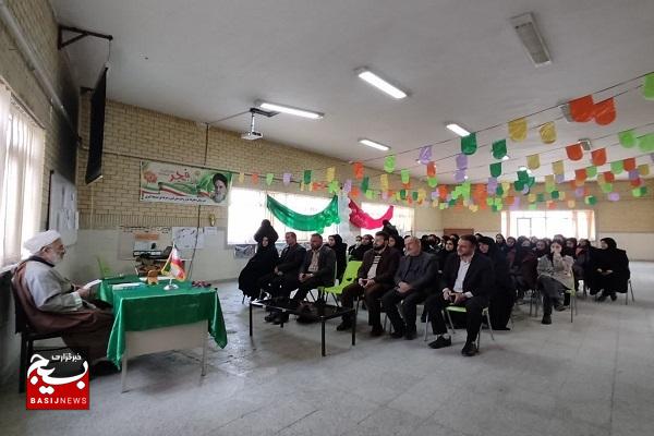 باید با آگاهسازی و تبیین حقایق، راه انقلاب را ادامه دهیم