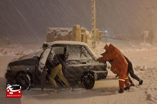 امدادرسانی به ۱۷۴ نفر و رهاسازی ۵۶ خودرو گرفتار در برف جاده‌های همدان