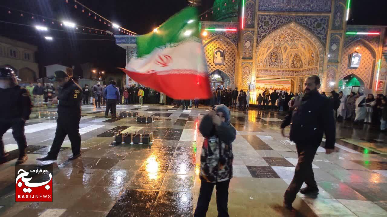 حضور پرشور مردم گیلان در مراسم گلبانک و نورافشانی شب ۲۱ بهمن
