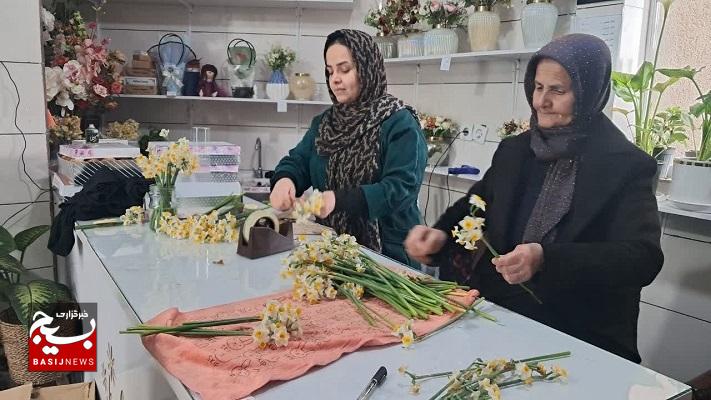 نذر ۴۰۰۰ شاخه گل نرگس توسط بانوی خوشذوق رزنی برای ظهور امام زمان (عج)