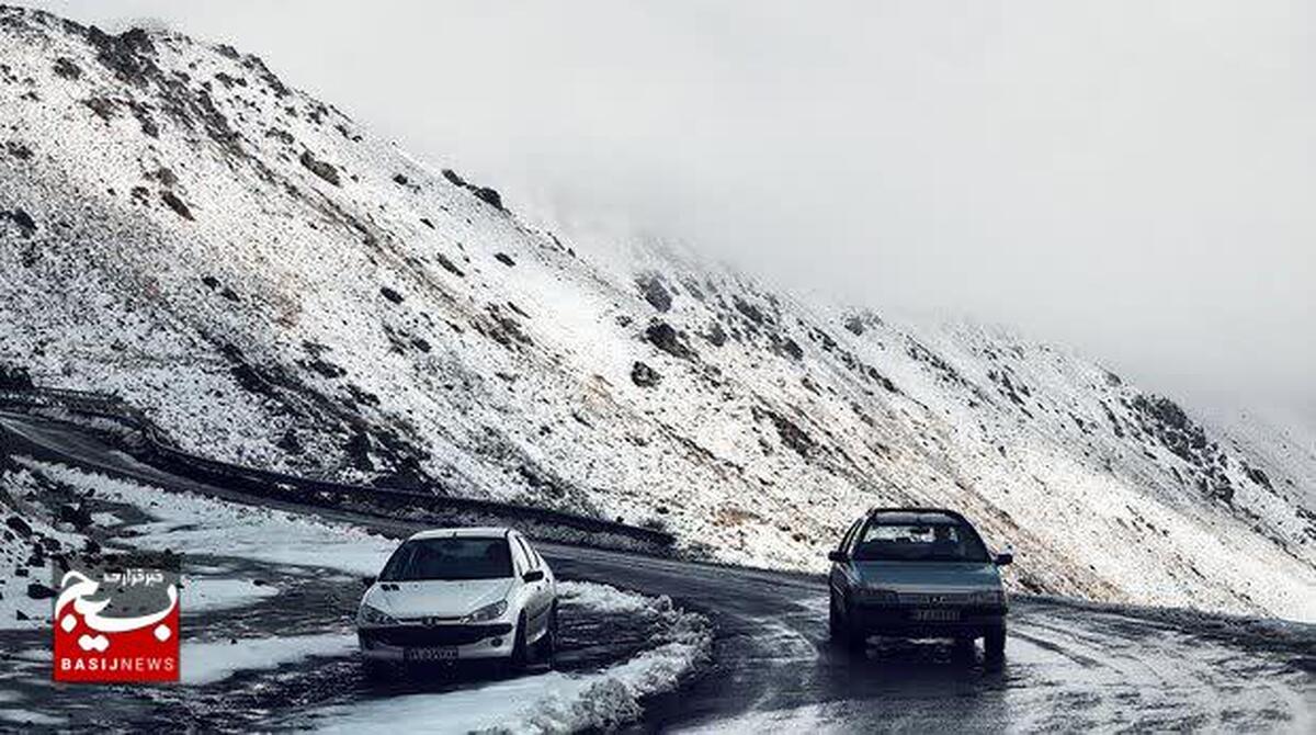 بارش برف در گردنه هاي استان/ رانندگان از سفرهای غيرضروری خودداری نمايند