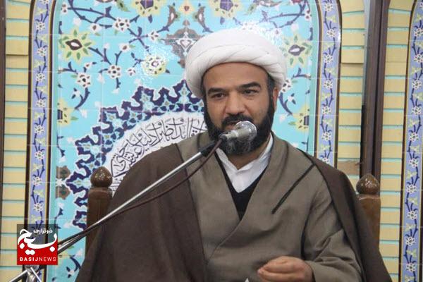 محبت و نیکی به والدین از آموزههای مهم قرآنی است