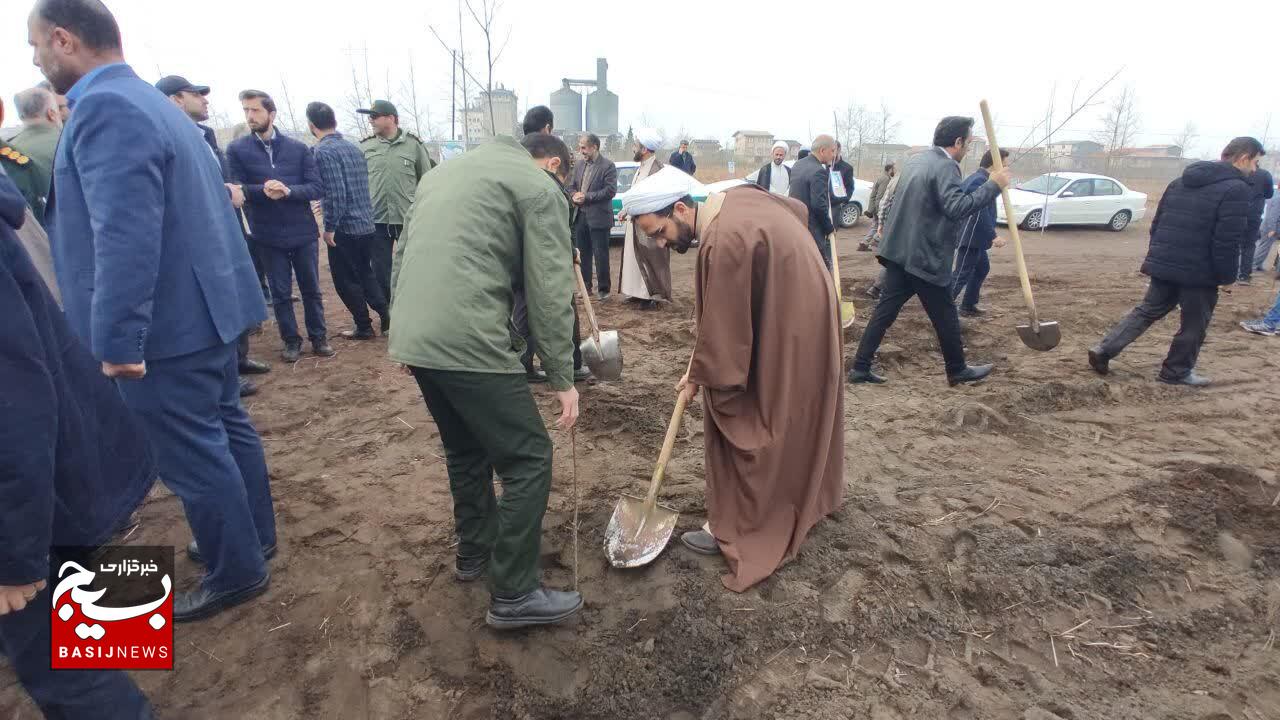 غرس ۵۰۰۰ نهال همزمان با مراسم سراسری درختکاری سپاه پاسداران انقلاب اسلامیمکان:اردوگاه قدس سپاه ناحیه رودسر #بسیج_ن