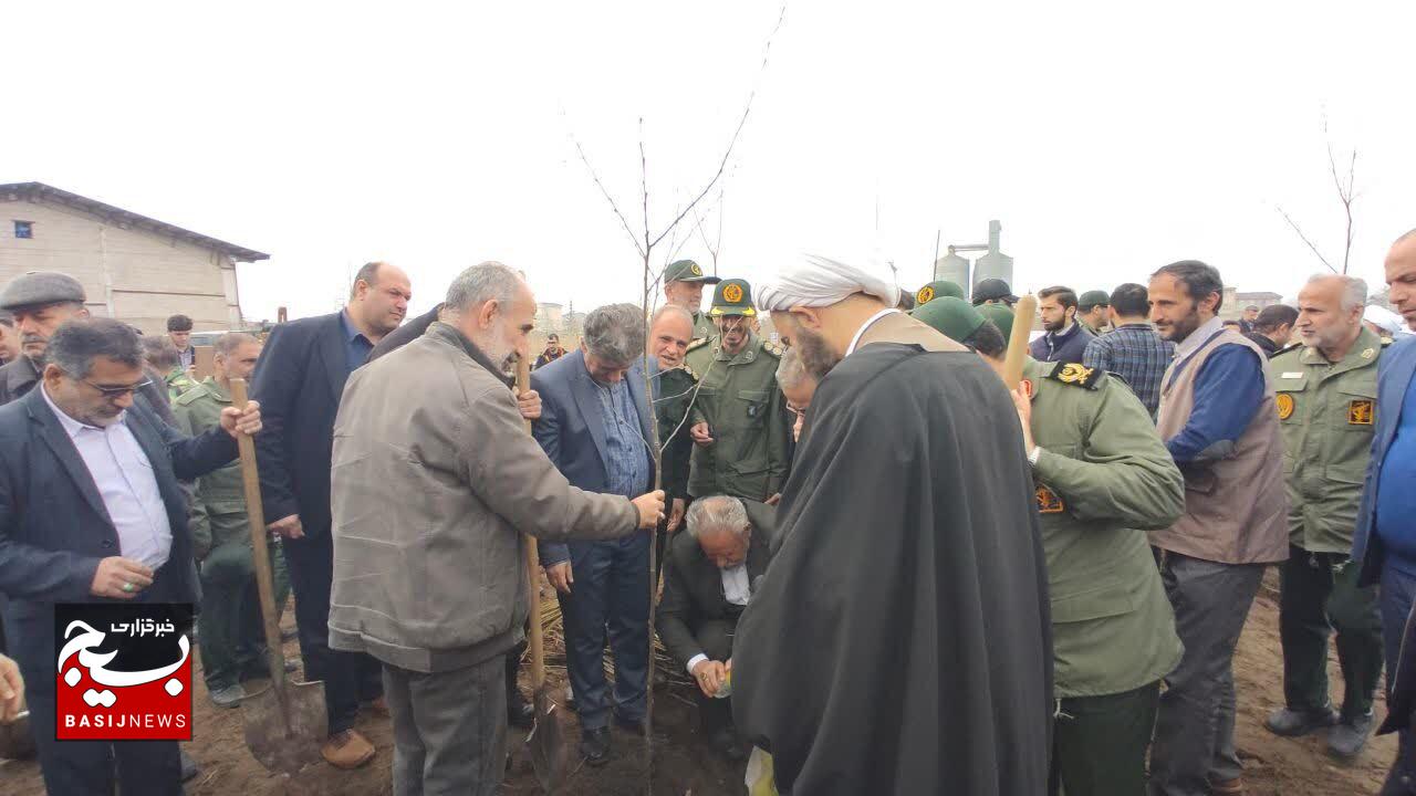 غرس ۵۰۰۰ نهال همزمان با مراسم سراسری درختکاری سپاه پاسداران انقلاب اسلامیمکان:اردوگاه قدس سپاه ناحیه رودسر #بسیج_ن
