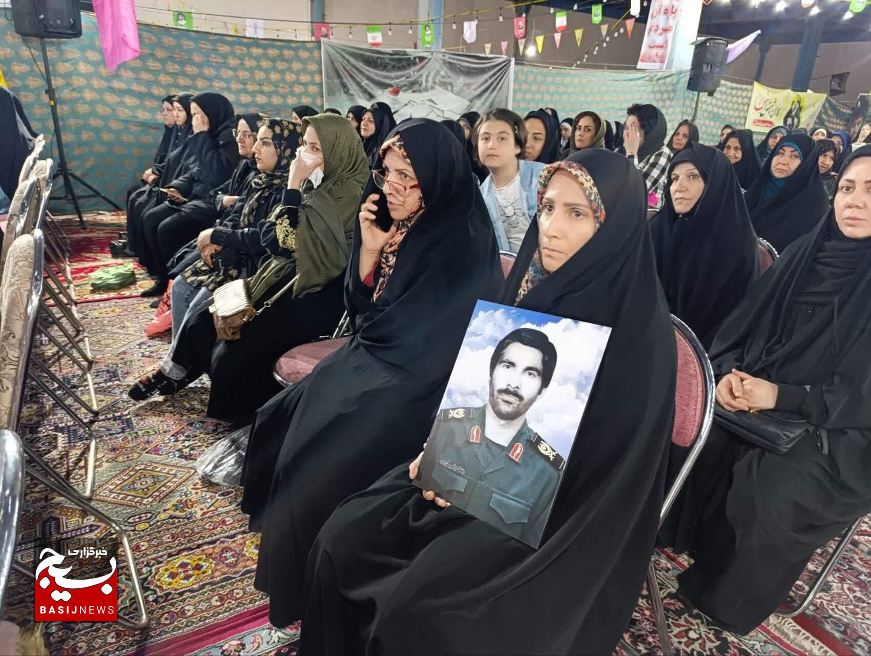 انقلاب اسلامی، جلوه‌ای از نور قرآن می باشد که با ایثار شهدا تداوم یافته است