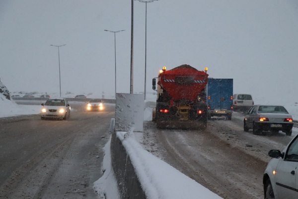 امدادرسانی به بیش از ۶۰۰ خودرو توسط راهداران همدان