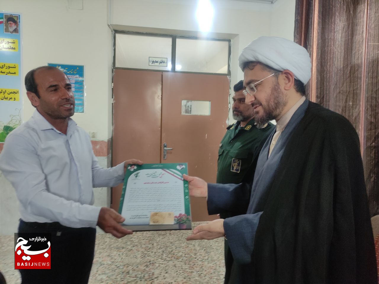 تعلیم و تربیت مهمترین مسئولیت معلمان است تعلیم و تربیت مهمترین مسئولیت معلمان است