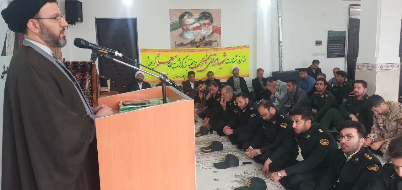 شهید مطهری الگوی تمام عیار برای جامعه است شهید مطهری الگوی تمام عیار برای جامعه است