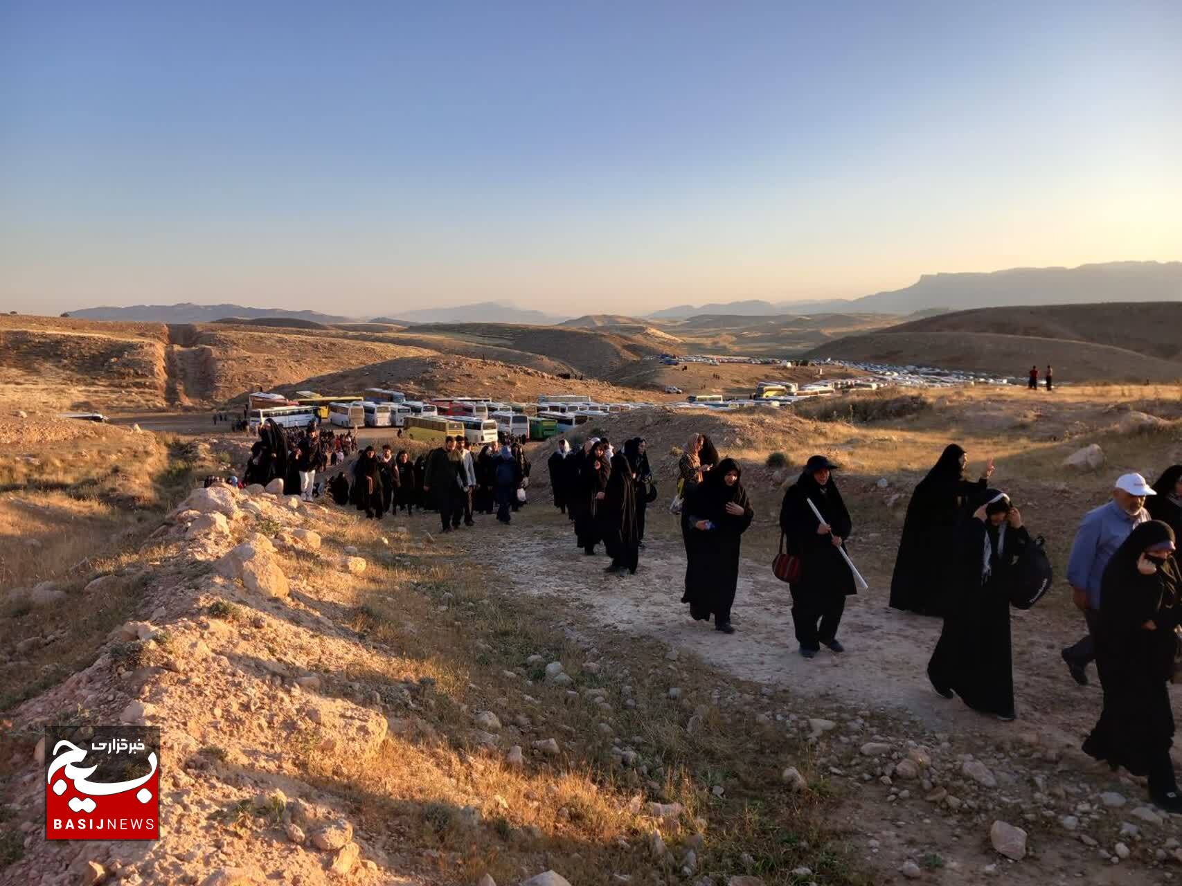 حضور زائران راهیان نور در یادمان شهدای بازی دراز