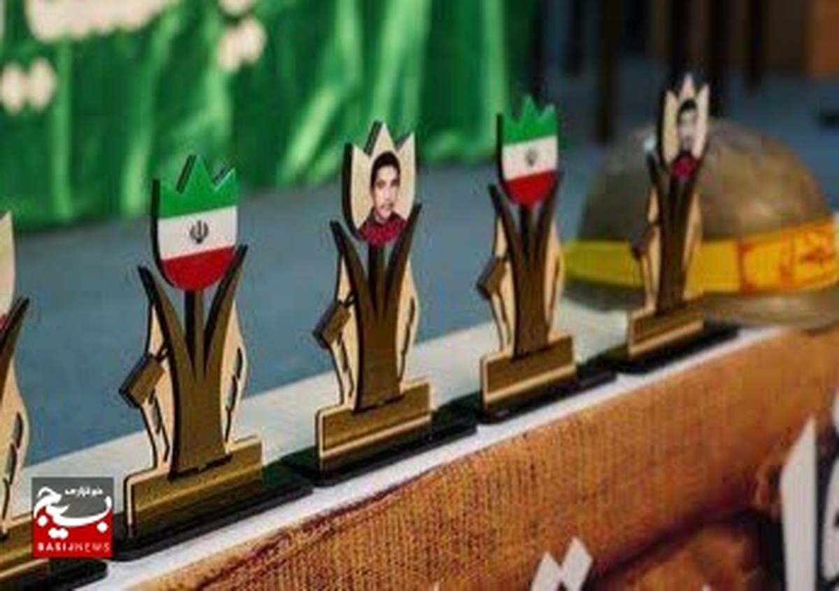  

نمایی از آئین رونمایی از کتاب «مدالی از جنس پلاک» از قاب بسیج