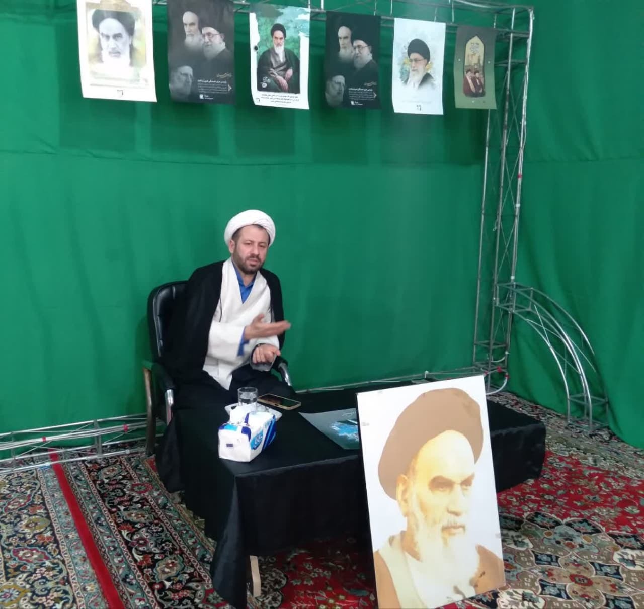 امروزه مهمترین وظیفه ما جهاد تبیین جهت حضور حداکثری در انتخابات میباشد امروزه مهمترین وظیفه ما جهاد تبیین جهت حضور حداکثری در انتخابات میباشد
