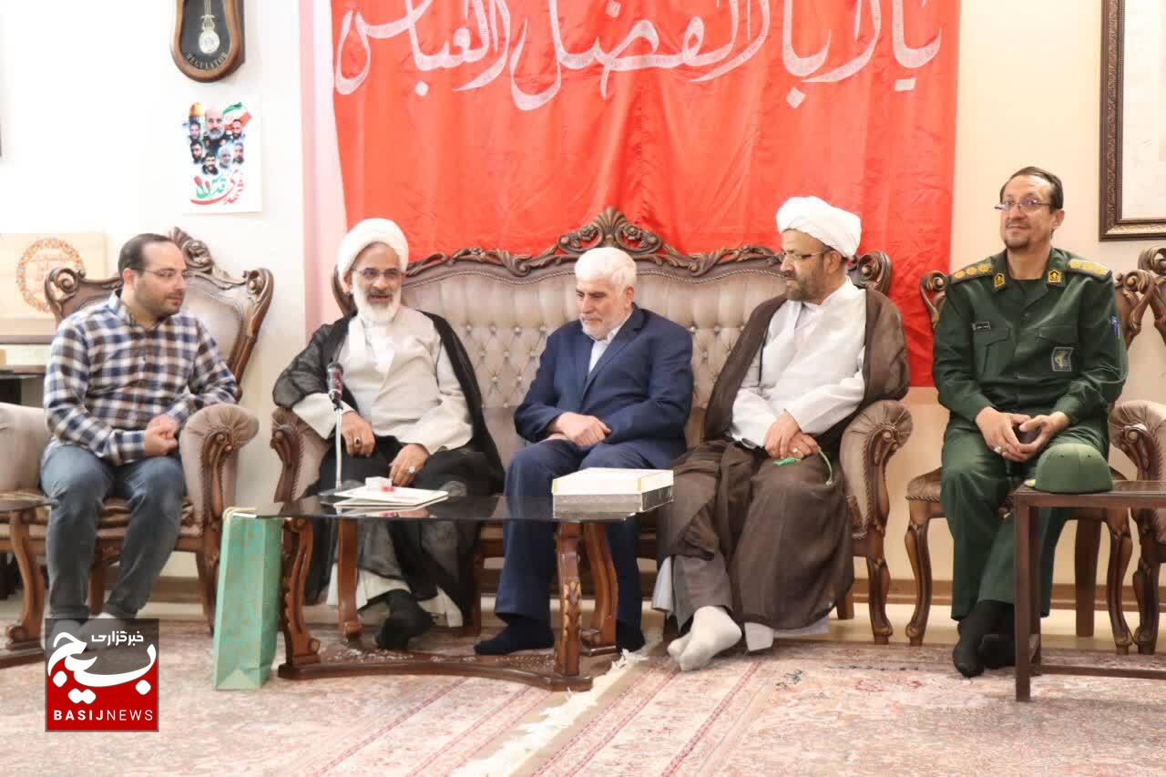 اهداء هدیه مقام معظم رهبری به خانواده شهید زاهدی توسط نماینده ولی فقیه در سپاه