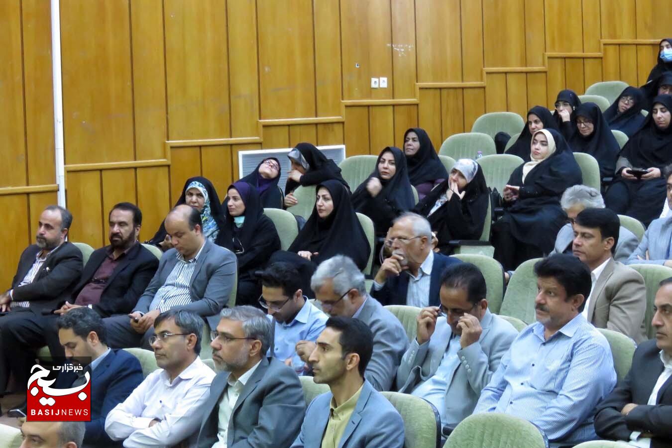 اساتید مسائل ضروری کشور را شناسایی کنند
