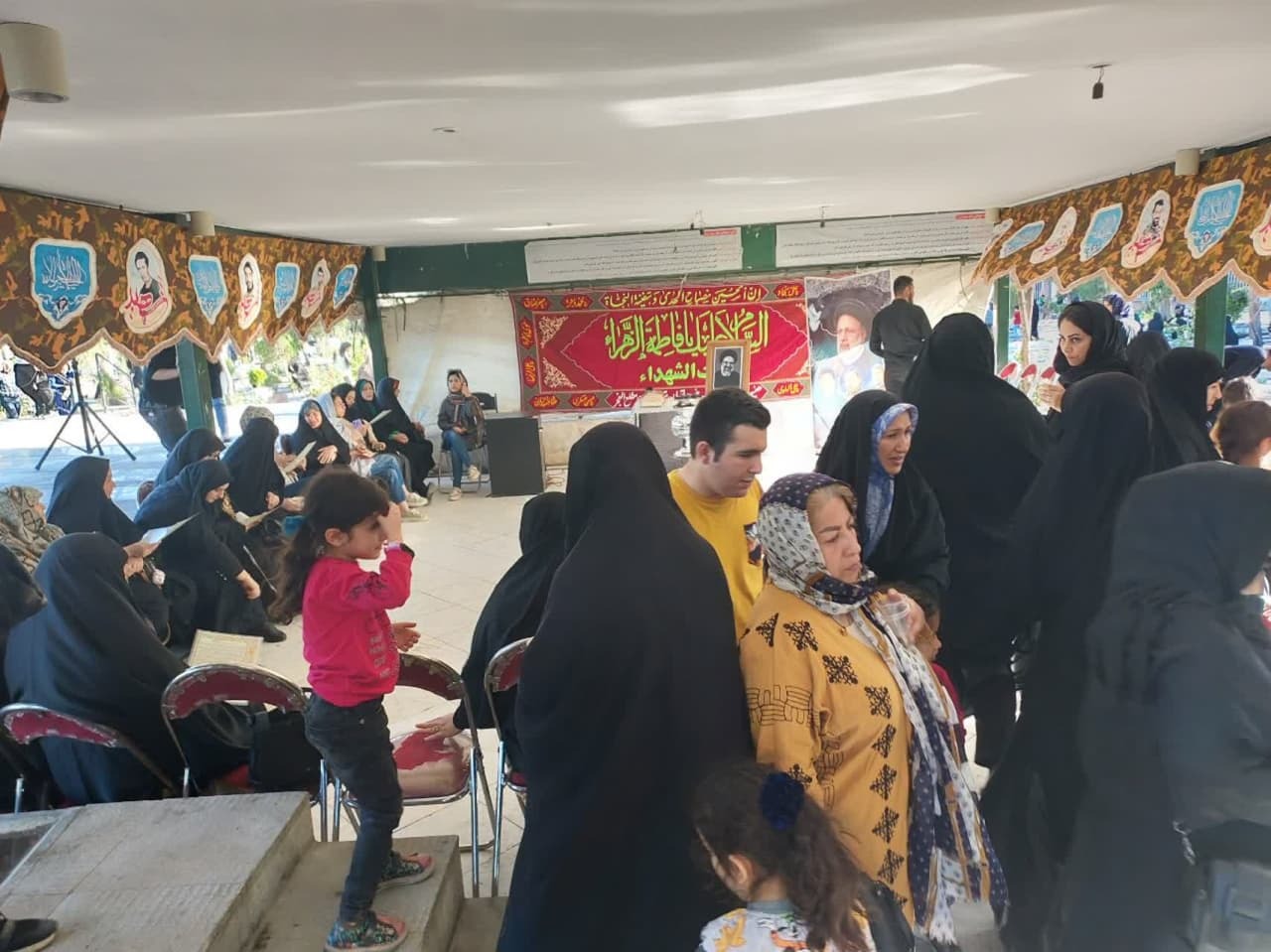 مردم در محله‌های تهران عزادار رئیس جمهور شهیدشان بودند + عکس