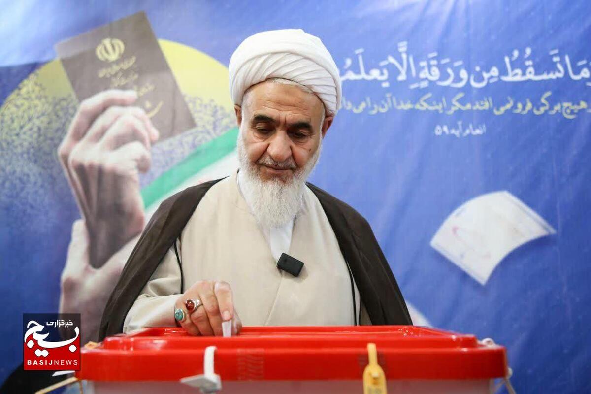 مشارکت در انتخابات موجب عقب نشینی دشمن می شود