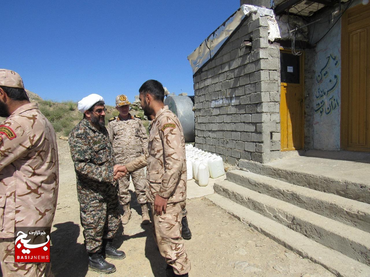 بازدید مسئول دفتر نمایندگی ولی فقیه سپاه استان با رزمندگان مناطق مرزی تیپ 36 انصارالمهدی(عج)