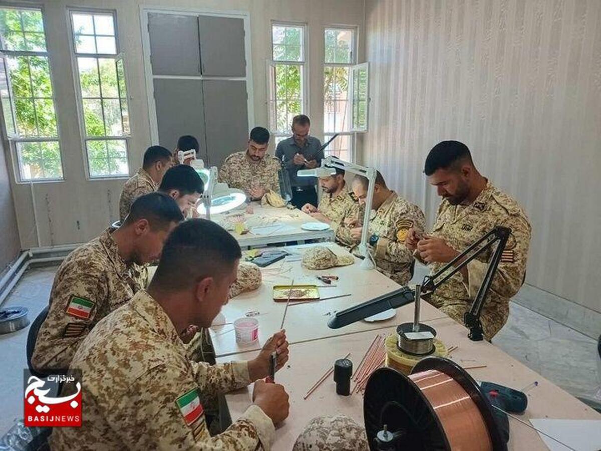 سربازان وظیفه در کرمانشاه آموزش صنایع‌دستی می‌بینند